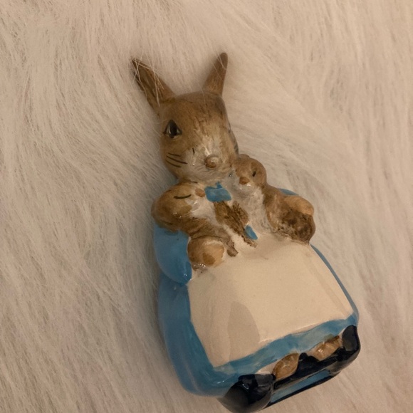 Royal Doulton Beatrix Potter “Mrs. Rabbit & Bunnies” - Picture 5 of 11